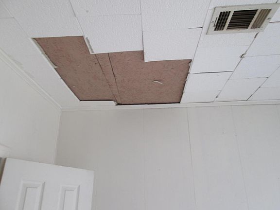 5th image of 111 E Scooba St