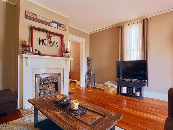 4th image of 553 E Mulberry St