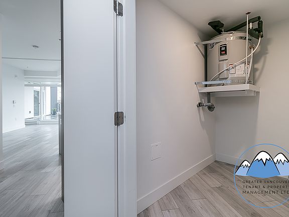 5th image of 979 E 19th Ave #305