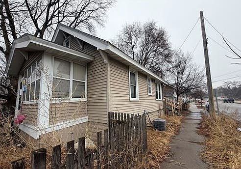 2nd image of 1060 Albemarle St