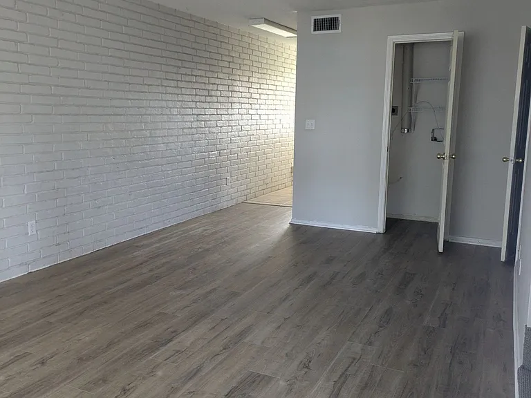 Littlefield Townhomes - $499 total to move into a 2-bedroom, 1.5-bath townhome. Limited-time offer. — Photo 6