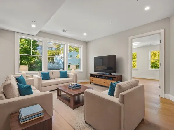 5205 Washington St #302, West Roxbury, MA 02132