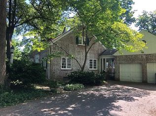 1 Lantern Ln, Leland Grove, IL 62704