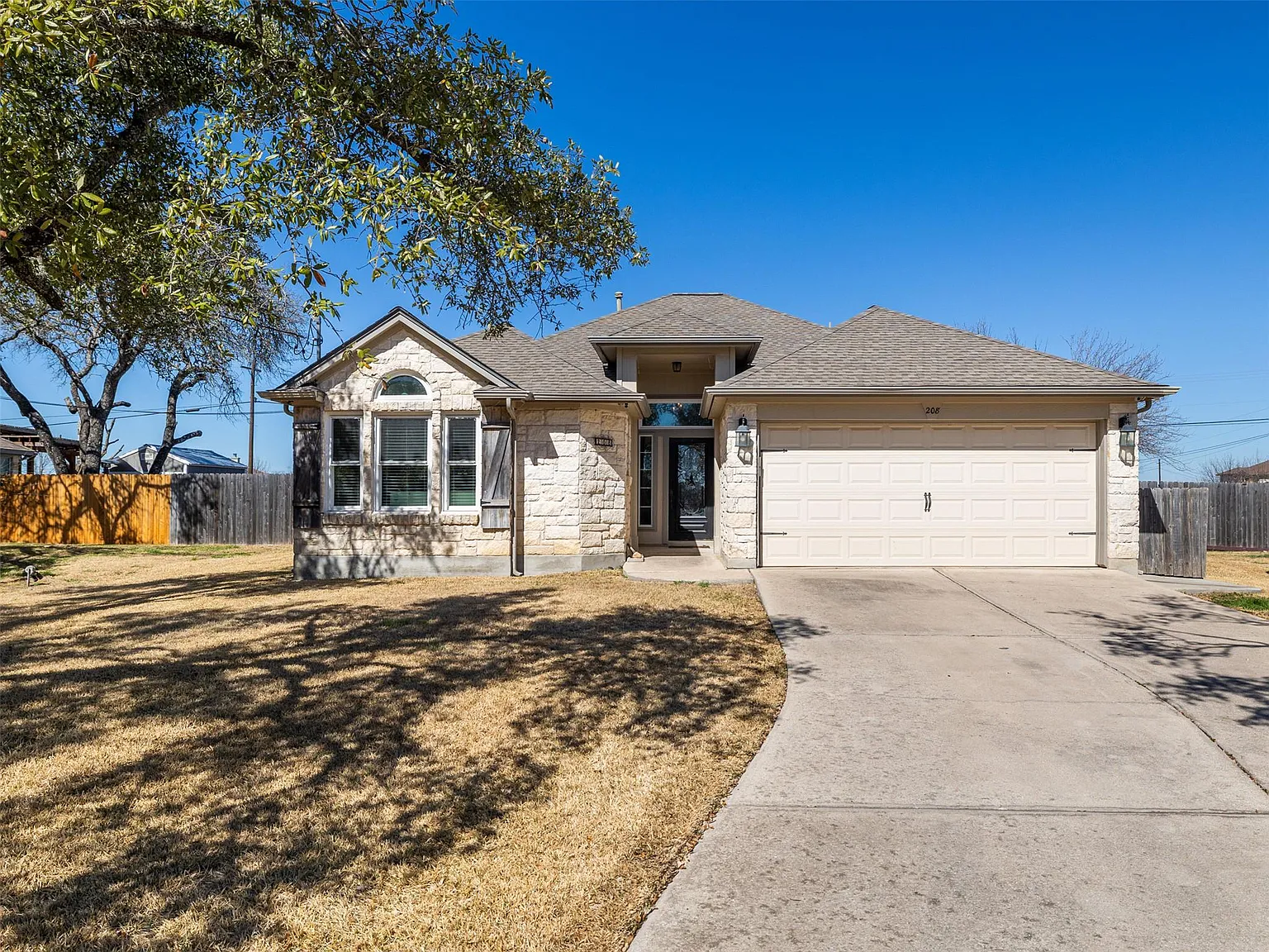 4 bed, 2.0 bath, 1761 sqft, $3,300 — Photo 2