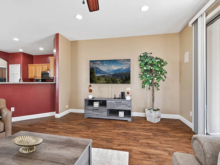 2433 W Ellis St — Photo 1