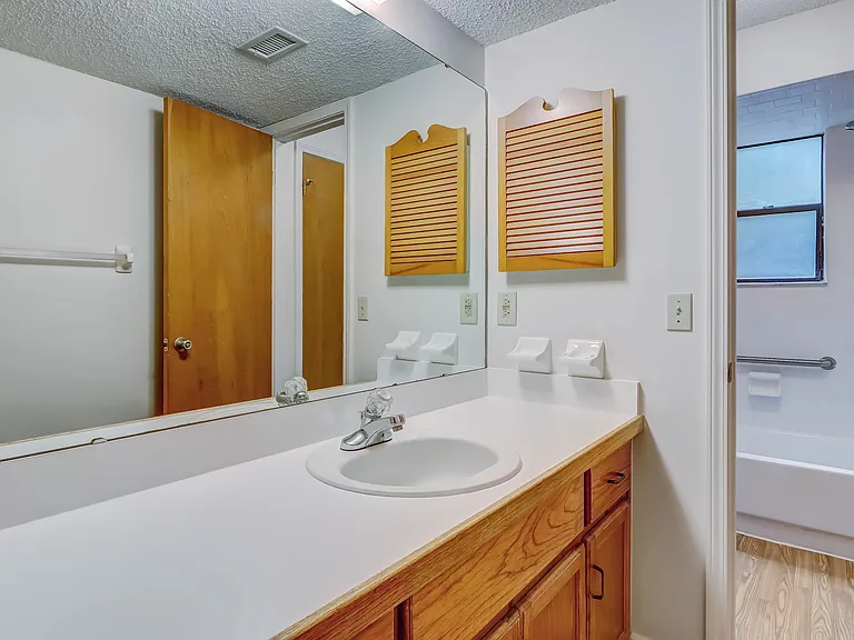 702 Meadowbrook Dr #11 — Photo 8