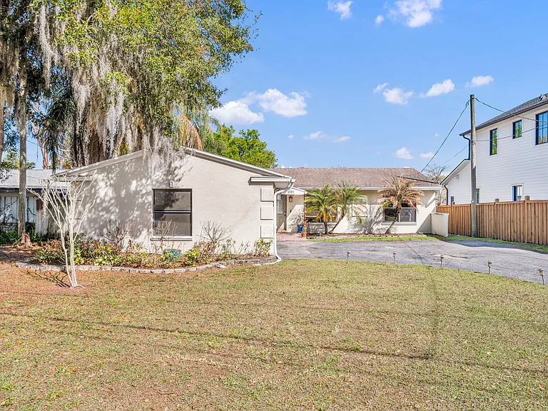 1081 Lake Weldona Dr — Photo 1