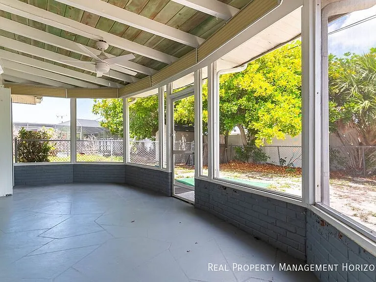 535 Oxford Dr — Photo 23