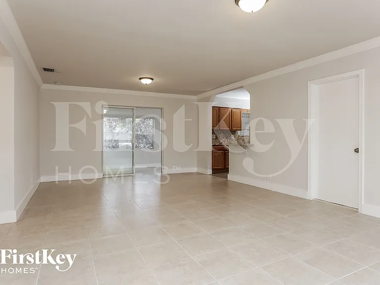 470 NW 41st St — Photo 5