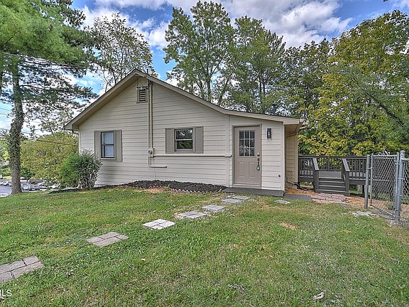 4th image of 3361 Hillcrest Dr