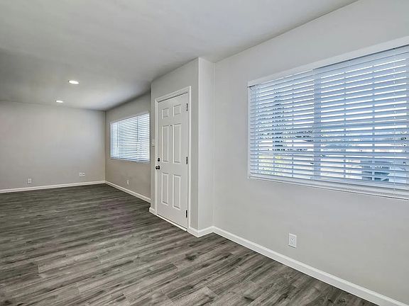 3rd image of 204 W Los Angeles Dr