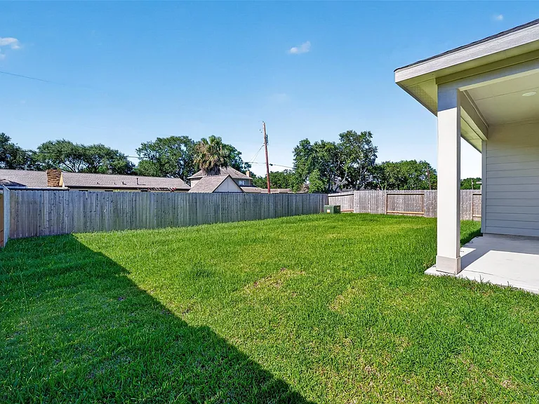 407 Robin St — Photo 42