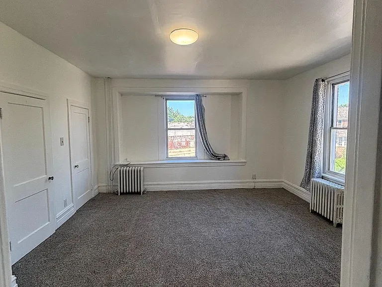 923 Hyatt St — Photo 5