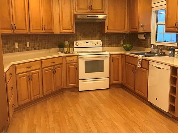 3rd image of 48 Nantucket Dr