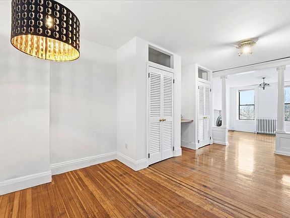 4th image of 262 Barrow St #3