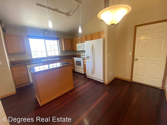 3rd image of 2926 N Glenbrook Ln
