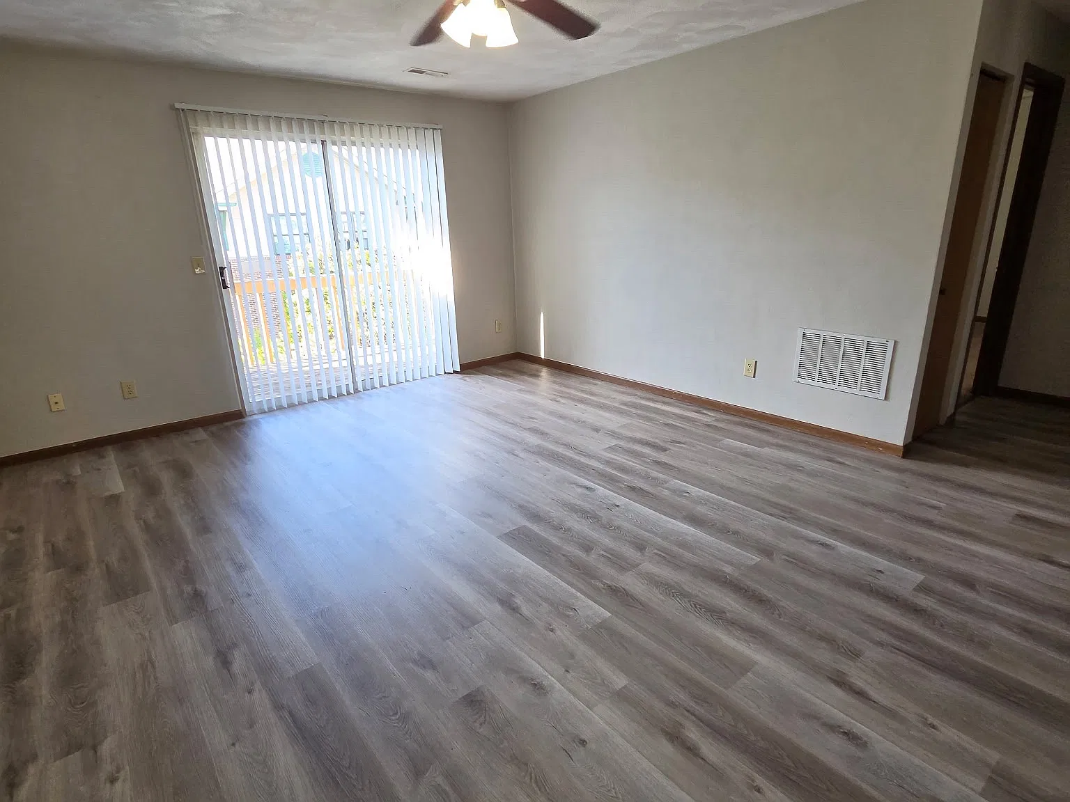 2 bed, 1001 sqft, $995 — Photo 3