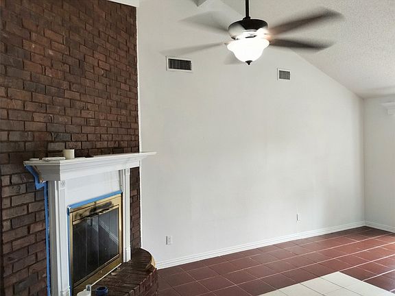 5th image of 704 Manhattan Dr
