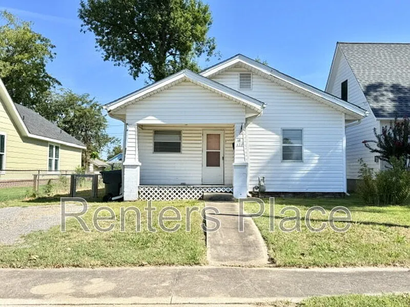 428 E 4th St