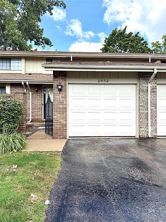 2 bed, 1.5 bath, 1696 sqft, $2,200 — Photo 2