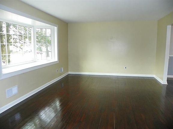 Living Rm w/Bay Window