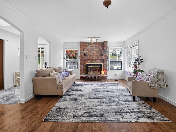 2nd image of 5334 Georgiaview Cres
