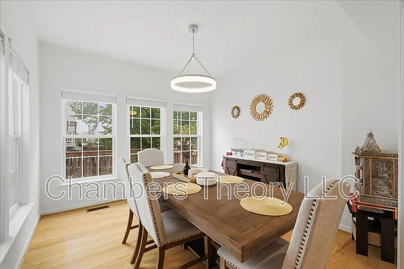 3 bed, 3.0 bath, 1660 sqft, $3,200 — Photo 2