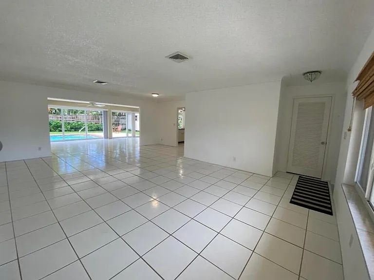 1230 SE 14th Dr — Photo 8