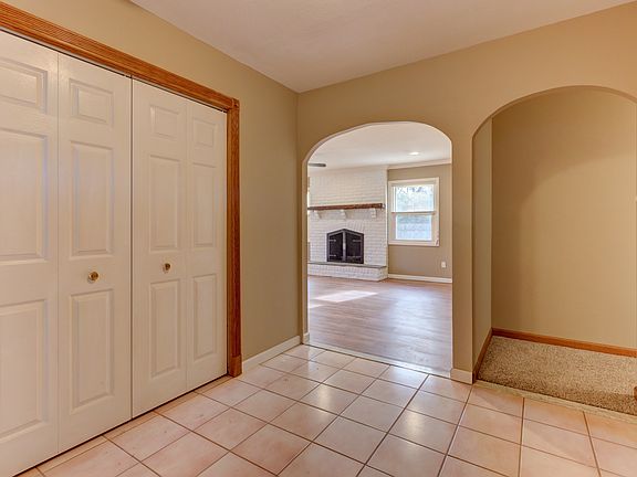 3rd image of 19 Wellsley Ln