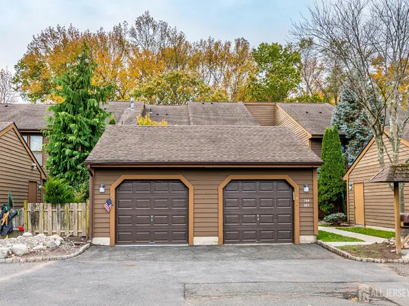 145 Maplewood Ct, Edison, NJ 08820