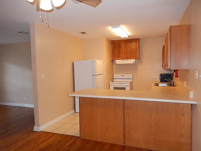 212 Edwards St — Photo 4
