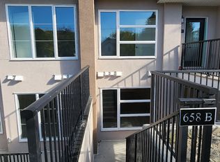 658 24th Ave NW #B, Calgary, AB T2M 1X5