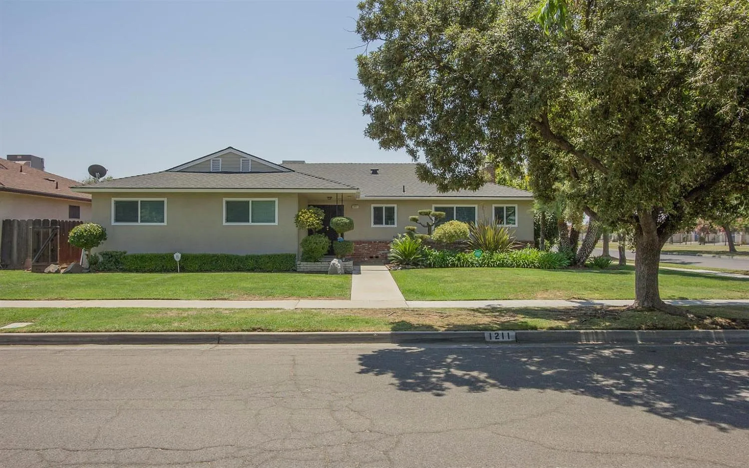 1211 E Escalon Ave photo 1