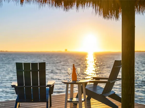 1048 Dolphin Dr, Cape Coral, FL 33904