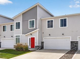 9556 Crestview Dr, West Des Moines, IA 50266