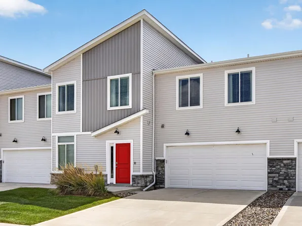 9556 Crestview Dr, West Des Moines, IA 50266