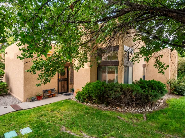 10221 Las Casitas St NE, Albuquerque, NM 87111