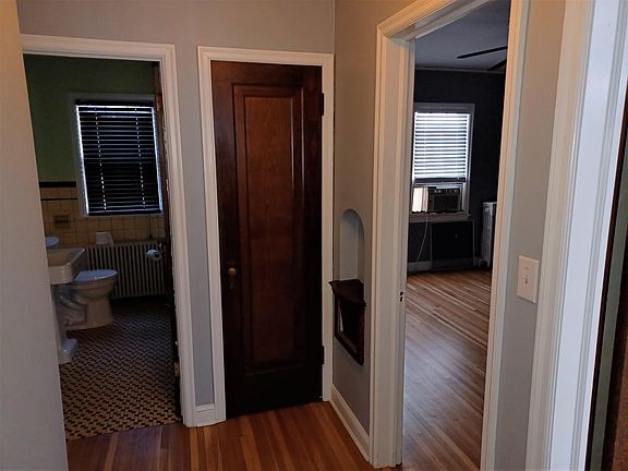 5th image of 2100 Girard Ave S Unit 1