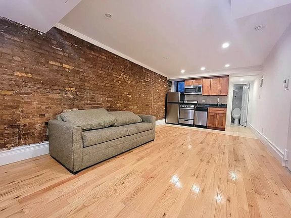 3rd image of 226 E 26th St