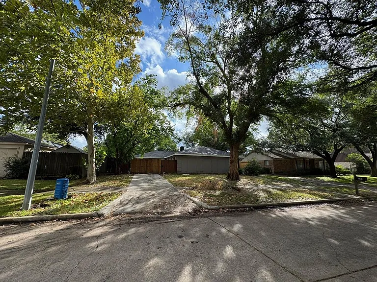 1907 Ashford Hollow Ln — Photo 5