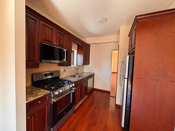 5th image of 3052 Brighton 1 St #10F
