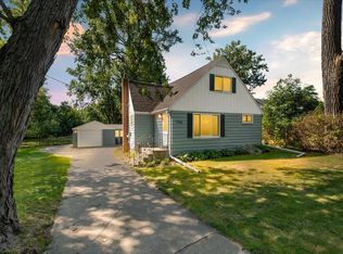 1008 Burke Ave W, Roseville, MN 55113