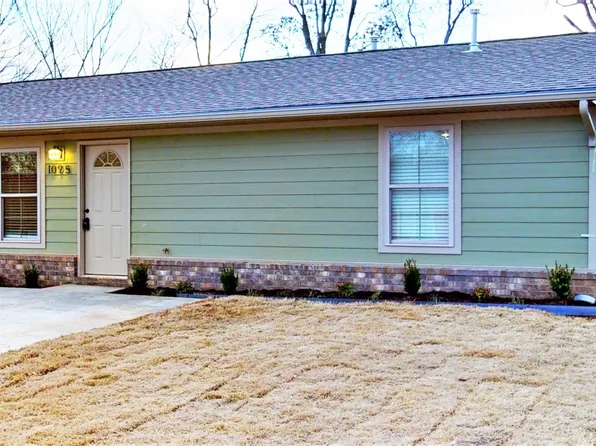 995 N Brook Dr, Fayetteville, AR 72704