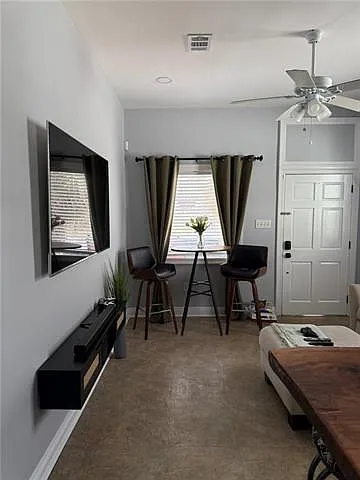 3 bed, 1.0 bath, 1025 sqft, $1,900 — Photo 4