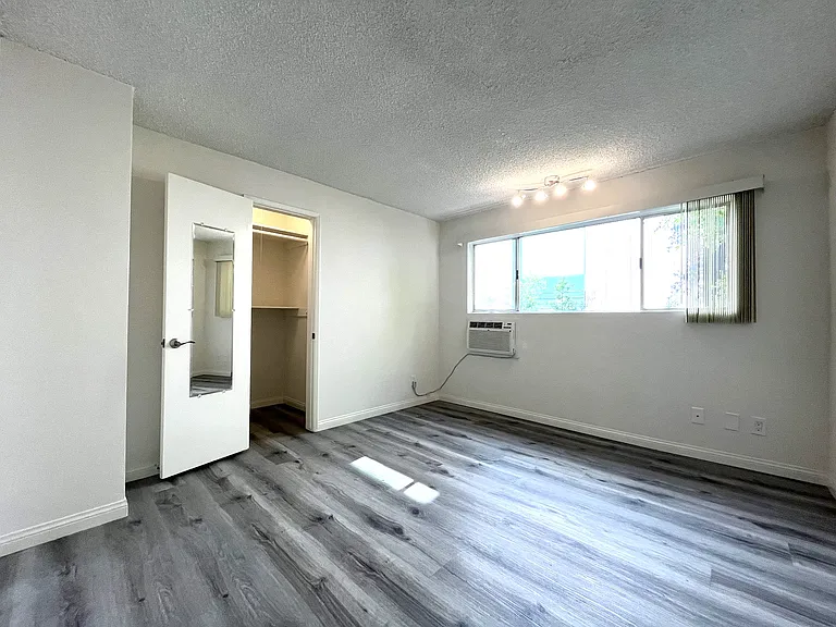 1706 Granville Ave #8 — Photo 15