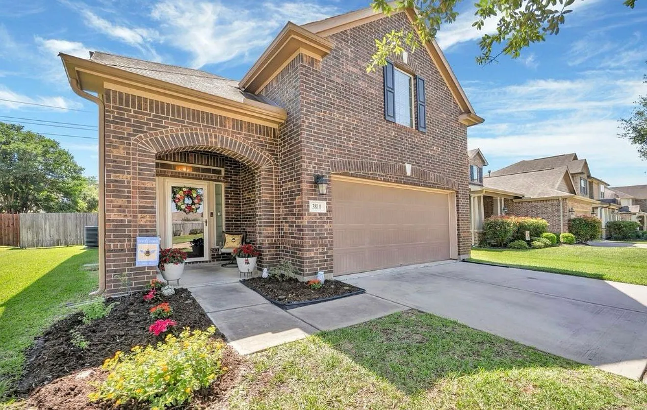 4 bed, 2.5 bath, 2500 sqft, $2,400 — Photo 1