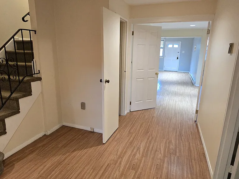 142 E Maple St #1 — Photo 13