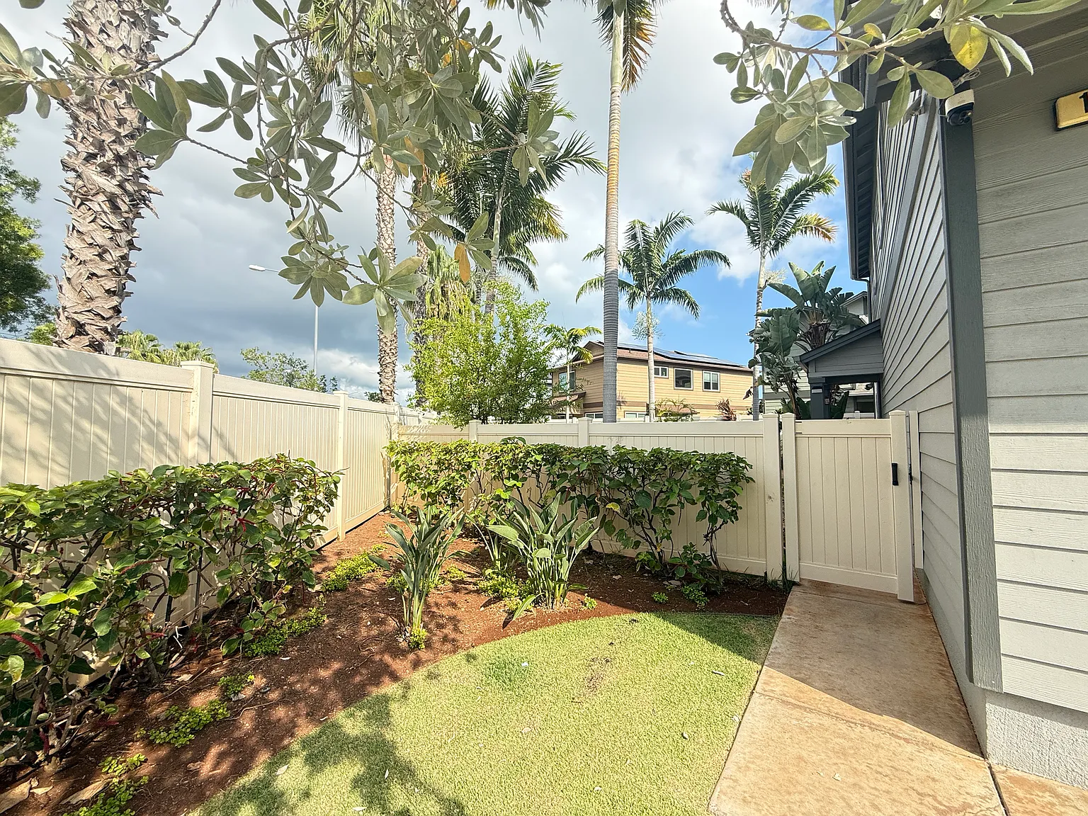 4 bed, 2.5 bath, $4,700 — Photo 3