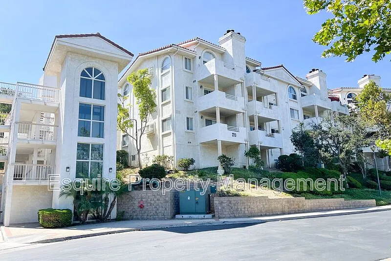 3 bed, 2.0 bath, 1022 sqft, $2,950 — Photo 1