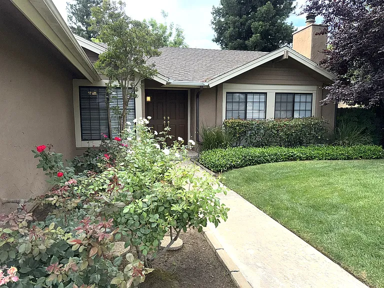 875 E Cromwell Ave — Photo 2
